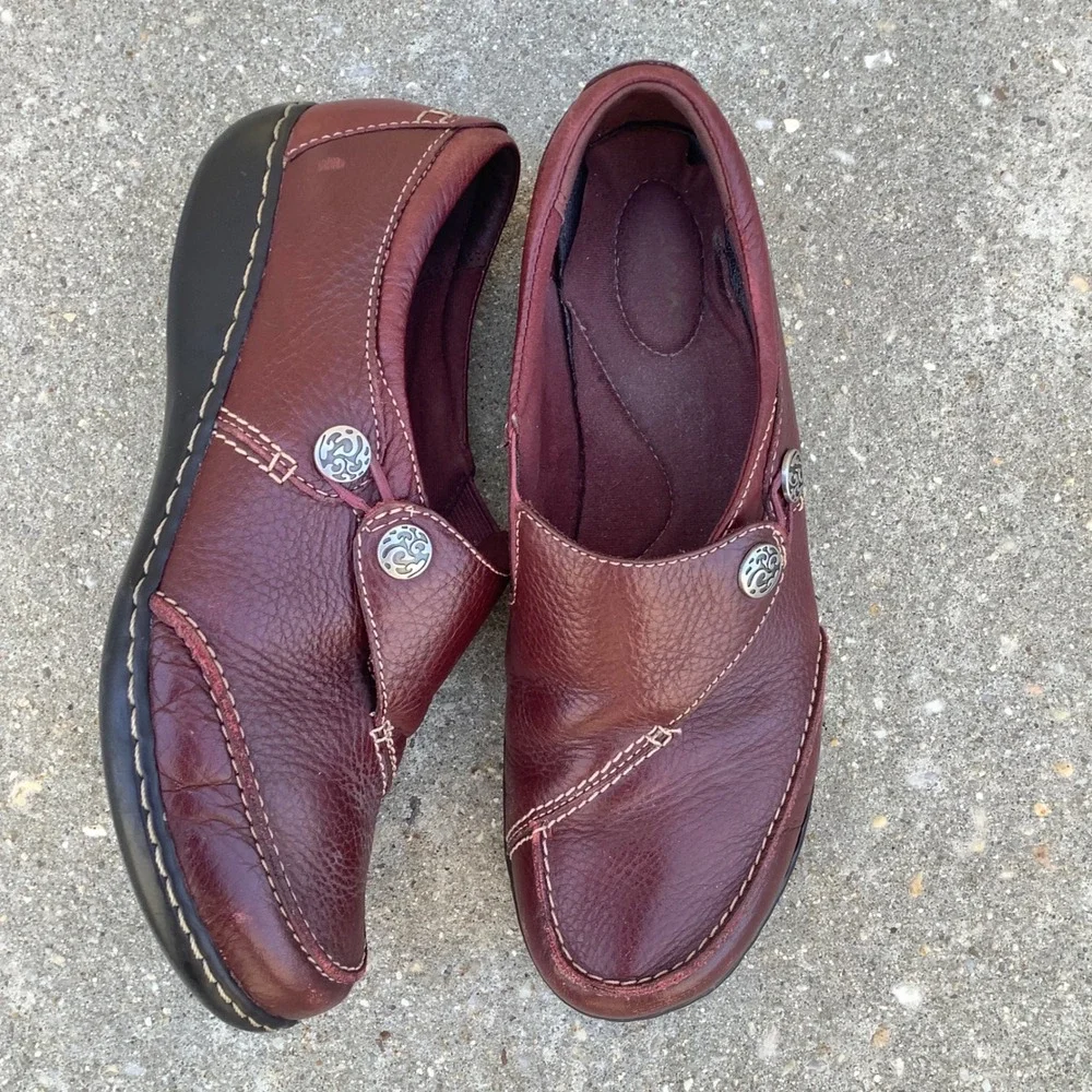 Clarks Bendables Womens 9M Burgundy Leather Slip On Loafers Button Detail 63066